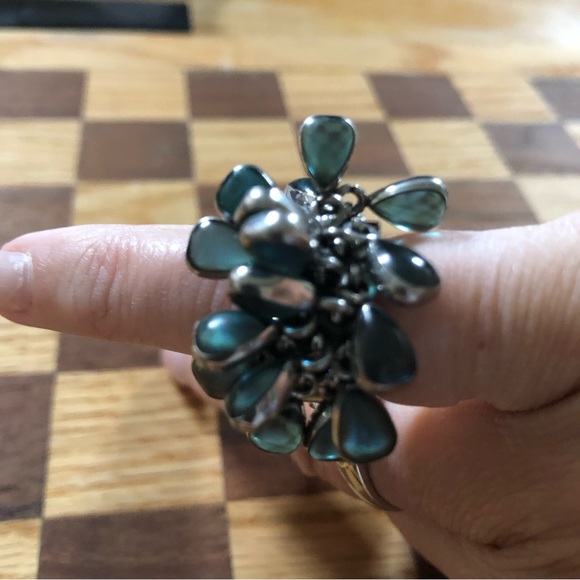 Very Funky ring .  Light green stones that move and catch the light - Picture 1 of 13